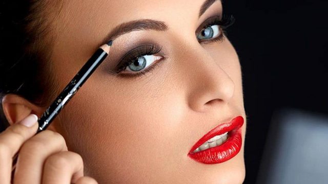 طريقة رسم الحواجب بدون تاتو في خمس خطوات