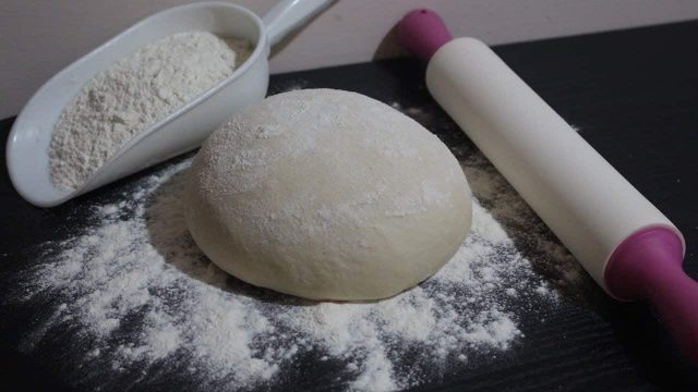 خطوات تجهيز عجينة المعجنات السريعة