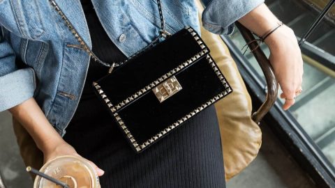 شاهدي أجمل موديلات شنط المخمل لشتاء 2019