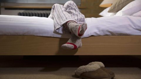 هل تعانين من إحساس غير مريح في الساقين خاصة أثناء النوم ؟ إليك السبب