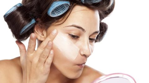 خطوات إخفاء المسام الواسعة بالماكياج