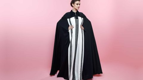 بالصور: تألقي بأجمل تصاميم العبايات القطيفة لموسم الشتاء