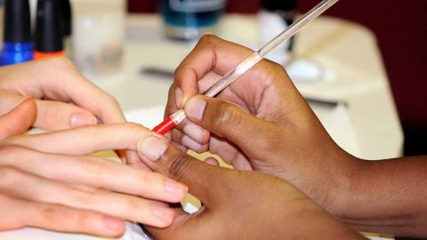 اكتشفي طريقة علاج تقشر الجلد المحيط بالأظافر