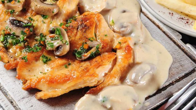 طريقة تجهيز صدور الدجاج بالكريمة والفطر