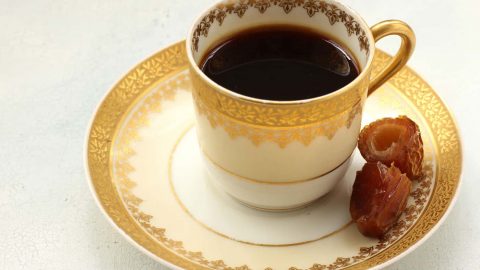 خطوات تجهيز القهوة العربية الإماراتية