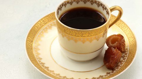خطوات تجهيز القهوة العربية الإماراتية