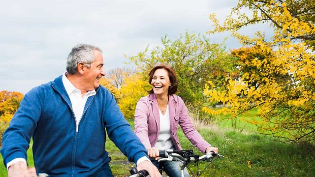 فارق السن الكبير بين الأزواج بين المزايا والعيوب