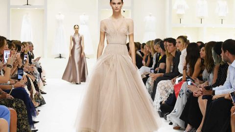 فساتين وردية اللون من دور الأزياء العالمية لصيف 2019