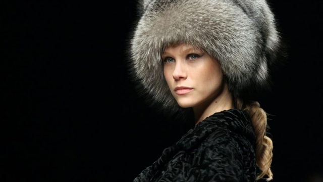 أشكال مختلفة لطوق الرأس الفرو لشتاء 2019