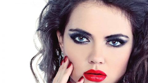 طرق تنسيق الماكياج لصاحبات الشعر الداكن