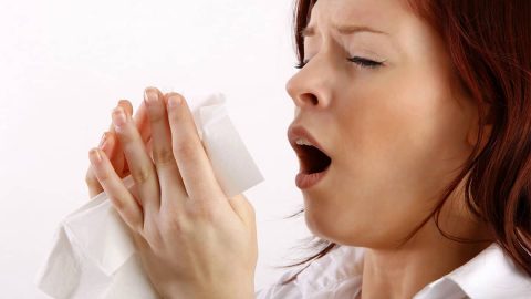 ماكياج منزلي بسيط لإخفاء آثار الأنفلونزا.. جربيه