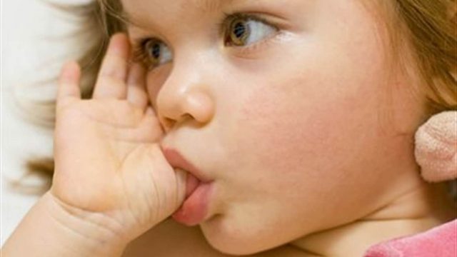 إليك أفضل النصائح للتعامل مع عادة مص الأصابع عند الأطفال