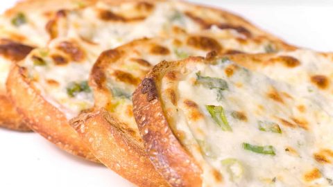 طريقة تجهيز خبز الثوم والجبنة