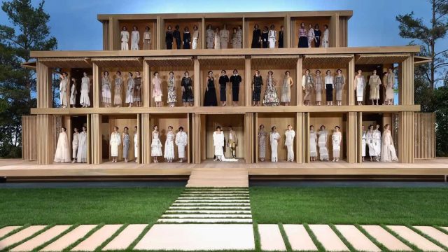 شاهدي عروض الأزياء الخيالية للمصمم الراحل كارل لاغرفيلد