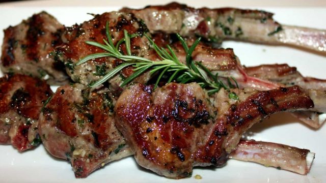 خطوات تجهيز ريش لحم مشوي