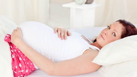 5 مخاطر للنوم على الظهر للمرأة الحامل.. تعرفي إليها الآن معنا