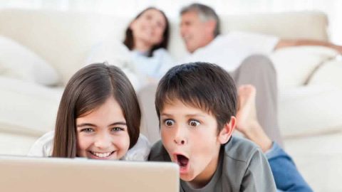 ما هي طبيعة المخاطر الناجمة عن الإنترنت بالنسبة إلى المراهقين؟