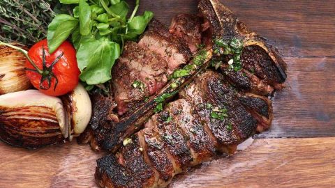 خطوات تجهيز لحم الغزال بالفرن