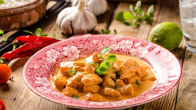 طريقة إعداد الفراخ بصوص الكاري