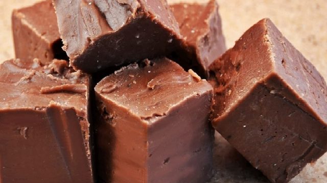 خطوات تجهيز فدج الشوكولاتة