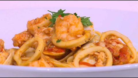 طريقة بسيطة لتجهير المعكرونة سي فود بالصوص الأحمر