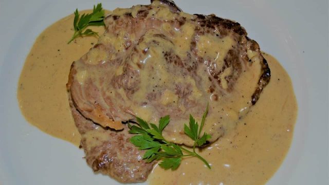 طريقة لذيذة لتجهيز ستيك اللحم مع صلصة الفلفل الأسود