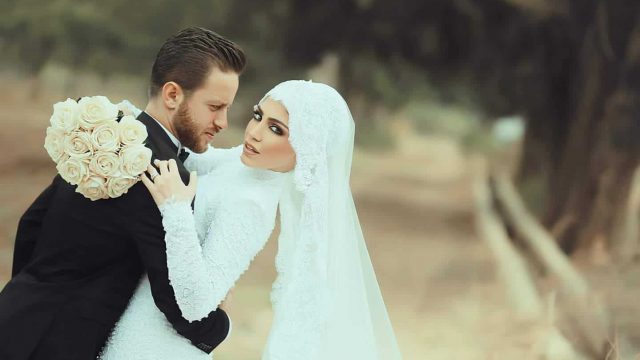 تصاميم تركية ضخمة لفساتين زفاف المحجبات