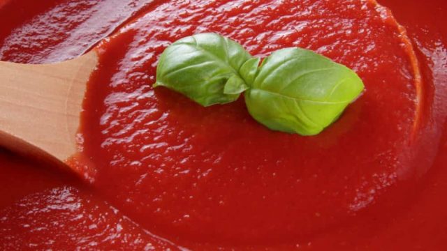 إليك وصفة صلصة البيتزا الإيطالية الأصلية