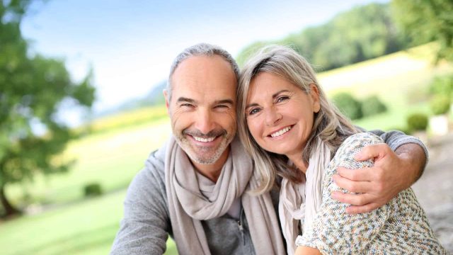 كيف تعيدي للحياة الزوجية رونقها بعد سن الخمسين؟