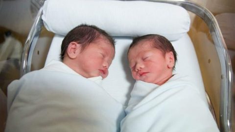 تعرفي إلى أعراض الولادة المبكرة للتوأم