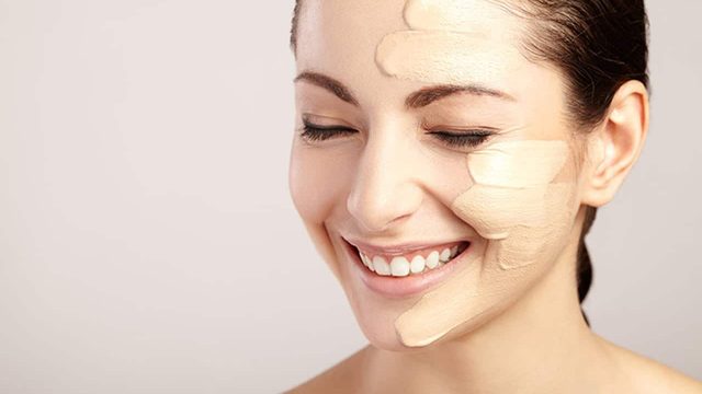 حيل جمالية لإخفاء النمش بالماكياج.. اكتشفيها