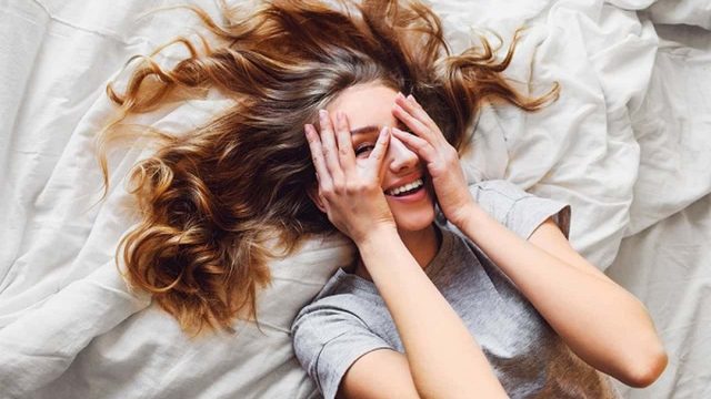 أفكار بسيطة ستخلصك من تشابكات الشعر أثناء النوم