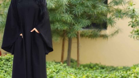 للمحجبات: كيف ترتدين العباية الواسعة في الشتاء؟