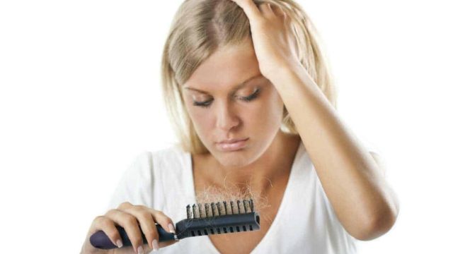 كيف تحاربين تساقط الشعر بـ3 مكونات فقط؟