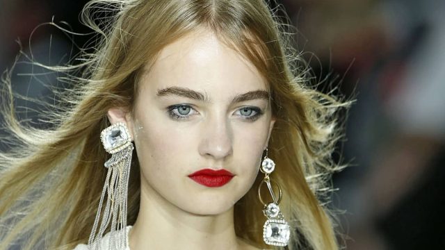 تشكيلة رائعة من الأقراط الكبيرة لطلتك المميزة