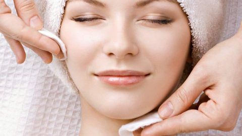 أقنعة طبيعية لتنقية البشرة وعلاج البقع الداكنة