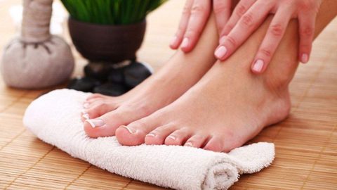 إليك طرق علاج فطريات القدمين في الشتاء