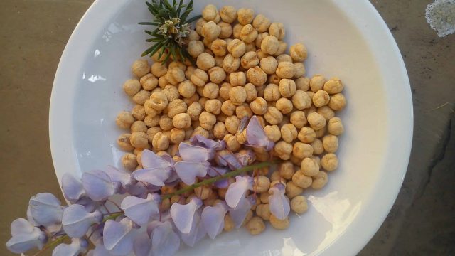 قناع دقيق الحمص والكركم لتفتيح البشرة