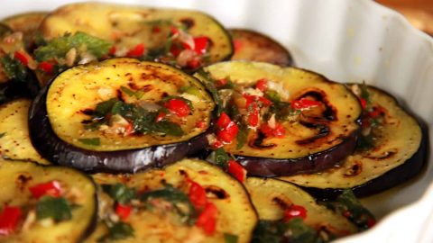 طريقة تجهيز الباذنجان بالخل والثوم