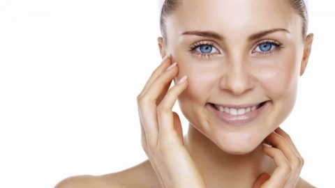 عادات اتبعيها وأخطاء تجنبيها للعناية بالبشرة الدهنية