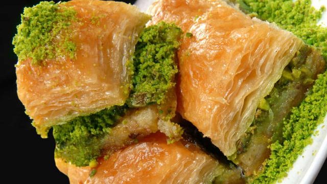 خطوات تجهيز البقلاوة بالفستق الحلبي