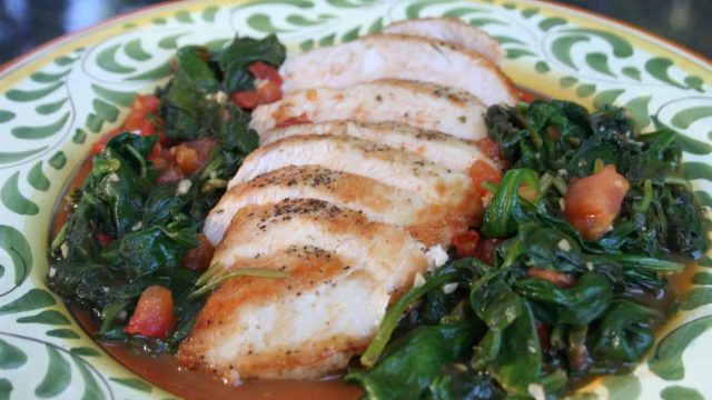 خطوات تجهيز يخنة السبانخ بالدجاج