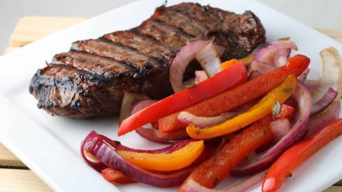 خطوات تجهيز شرائح اللحم المشوية