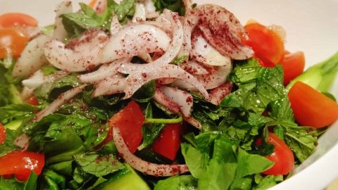 طريقة تجهيز سلطة الجرجير بالسماق