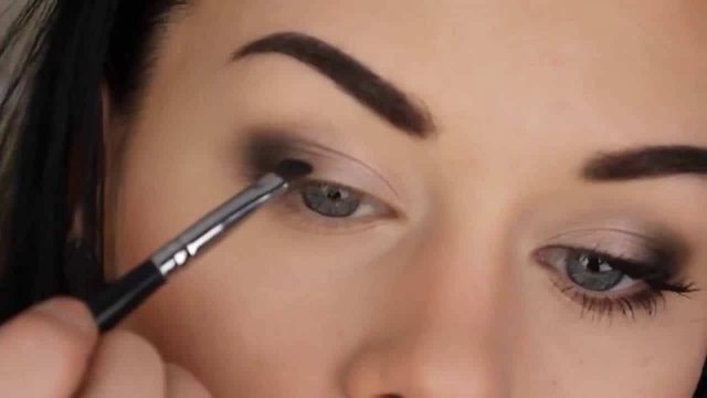 طريقة بسيطة لتطبيق مكياج العيون للمرأة الأربعينية