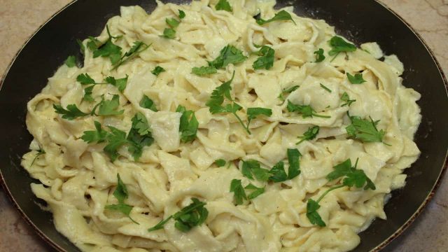 كيفية إعداد مكرونة ألفريدو بالصوص الأبيض