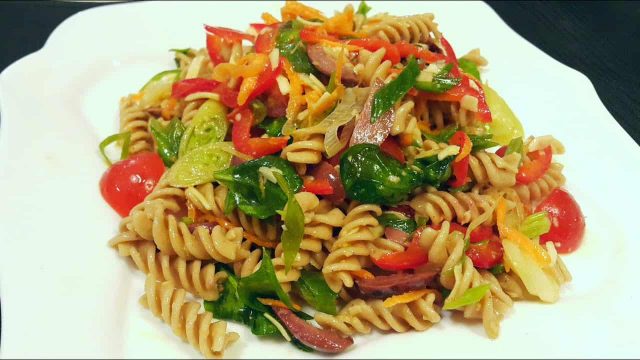 طريقة تجهيز سلطة المكرونة بالخضار