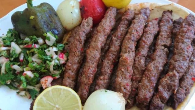 طريقة تجهيز الكباب الحلبي على الفحم