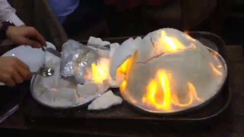 خطوات تجهيز الدجاج المدفون بالملح