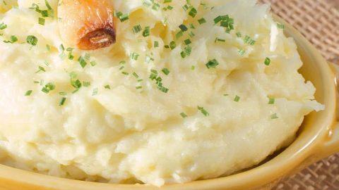 طريقة تجهيز البطاطس المهروسة بالثوم والبقدونس